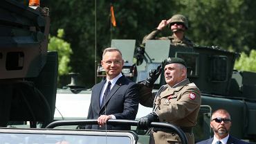 Prezydent Andrzej Duda i gen. Wiesaw Kukua podczas defilady z okazji wita Wojska Polskiego