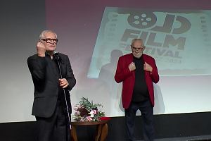 Old Film Festival 2024 w Bydgoszczy. Andrzej Seweryn po odebraniu nagrody Zotego Kadru. Z tyu dyrektor festiwalu Jzef Herold.