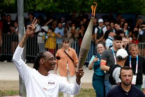 Snoop Dogg podczas sztafety z ogniem olimpijskim, Saint-Denis, Francja , 26 lipca 2024 r.