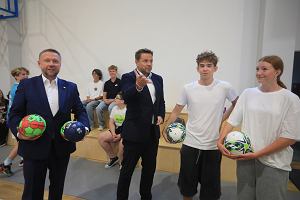 Europose KO Marcin Kierwiski (z lewej) i Rafa Trzaskowski, prezydent Warszawy (w rodku) podczas oddania do uytku hali sportowej przy szkole przy ul. Bartoszyckiej, 13 wrzenia 2024.