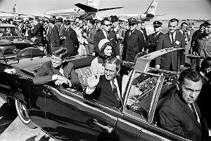 John F. Kennedy i pierwsza dama Jacqueline Kennedy na lotnisku w Dallas, 22 listopada 1963 r. Tego dnia prezydent USA zostanie zamordowany.