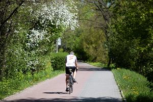 Lublin, ul. Nadbystrzycka. cieka rowerowa na wysokoci byego LKJ