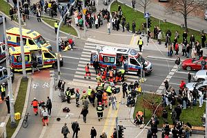 Wypadek na placu Roda. 33-letni Grzegorz . wjecha samochodem w tum ludzi na przejciu dla pieszych