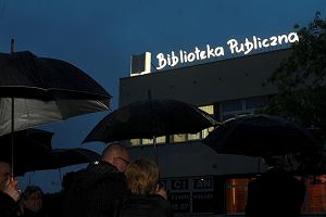 Uroczyste zapalenie neonu Pawa Althamera na bibliotece publicznej przy ul. w. Wincentego na Brdnie