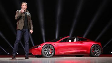 Elon Musk i Tesla Roadster 2