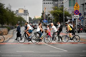 Rowerzyci i piesi na witokrzyskiej. Warszawa, 12 lipca 2016 r.