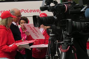 Lewica przedstawia w Sosnowcu program dla zwierzt. Na zdjciu Wodzimierz Czarzasty i Anna ukowska