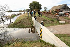 Chlewice. Wa przeciwpowodziowy i zapora. W gbi po prawej gospodarstwo pana Tomka, ktry wypasa krowy na zalanych obecnie kach