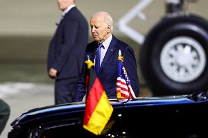 Prezydent USA Joe Biden na lotnisku w Berlinie (17 padziernika 2024 r.)