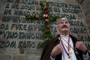 Ubrany w tradycyjny strj Serb, uczestnik obchodw 626. rocznicy bitwy na Kosowym Polu. Gazimestan koo Prisztiny, 28 czerwca 2015 r.