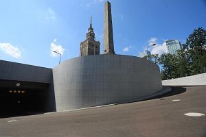 limakowa rampa zagbiajca si pod ziemi w ssiedztwie Paacu Kultury. Na razie koczy si lepo. Docelowo ma stanowi drog dla dostaw do planowanego Teatru TR, a poprzez jego podziemia - take do Muzeum Sztuki Nowoczesnej. Lipiec 2024 r.