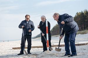 Minister gospodarki morskiej i eglugi srodladowej Marek Grbarczyk, prezes PiS Jarosaw Kaczyski i pose PiS z Elblga Jerzy Wilk podczas uroczystoci wkopania ostatniego supka geodezyjnego wyznaczajcego przebieg przekopu Mierzei Wilanej , 2018 r.