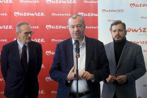 W obronie lotniska w Modlinie stanli: wicemarszaek Mazowsza Wiesaw Raboszuk (przy mikrofonie), skarbnik wojewdztwa i szef rady nadzorczej spki lotniskowej Marek Miesztalski (z lewej) i radny Krzysztof Strzakowski, przewodniczcy klubu Koalicji Obywatelskiej w Sejmiku Mazowsza