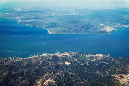 Widok z lotu ptaka na Cienin Gibraltarsk czc Ocean Atlantycki z Morzem rdziemnym