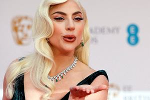 Amerykaska aktorka i piosenkarka Lady Gaga pozuje na czerwonym dywanie po przybyciu na BAFTA British Academy Film Awards w Londynie, 13 marca 2022 r.