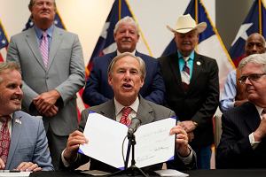 07.09.2021, USA, Tyler w stanie Teksas. Republikaski gubernator Teksasu Greg Abbott tu po podpisaniu ustawy wprowadzajcej zmiany w prawie wyborczym