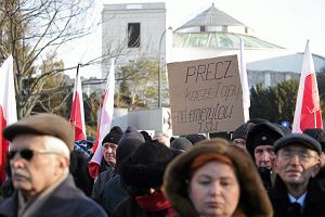 Demonstracja przeciw obnieniu emerytur subom mundurowym. Warszawa, 12 grudnia 2016