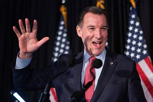 Tom Suozzi przemawia po zwyciskich wyborach do Izby Reprezentantw.