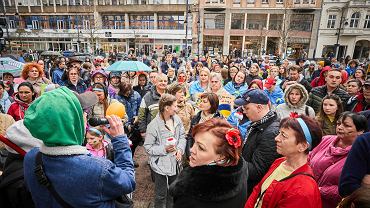 23.04.2022, d, ul. Piotrkowska. Marsz, ktrym Ukraicy podzikowali odzianom za dotychczasow pomoc, jak dostali uchodcy