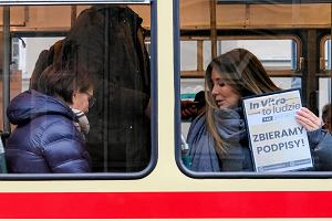 Magorzata Rozenek-Majdan i Ewa Kopacz w czasie zbirki podpisw pod obywatelskim projektem ustawy, ktra przywraca finansowanie in vitro z budetu pastwa. Pozna, 10.12.2022.