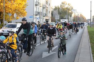 Masa rowerowa na ul. Puawskiej w protecie przeciw odkadaniu zmian dla pieszych i cyklistw midzy ul. Doln a Rakowieck, 25 padziernika 2024 r.