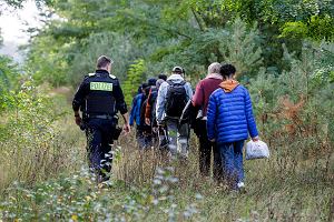 Niemiecki patrol kontroluje nielegalnych migrantw na granicy z Polsk.