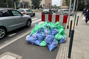 Worki z piaskiem pozostawione dwa tygodnie po zagroeniu powodziowym we Wrocawiu