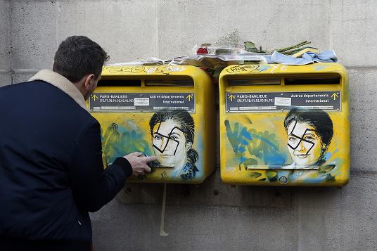 Francuski artysta uliczny Christian Guemy, znany jako C215, czyci zdewastowane skrzynki pocztowe ze swastykami zakrywajcymi twarz zmarej ocalaej z Holokaustu polityczki Simone Veil. Pary, 12 lutego 2019 r.