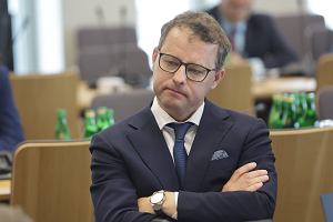 Pose Marcin Romanowski podczas obrad komisji regulaminowej, 3 lipca 2024 r.