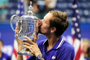 Dani Miedwiediew cauje trofeum po zwycistwie nad Novakiem Djokoviciem w finale wielkoszlemowego turnieju US Open