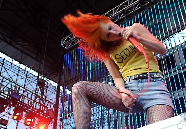 Hayley Williams i zesp Paramore rwnie zaszczycili swoim wystpem na The 2010 KROQ Weenie Roast.