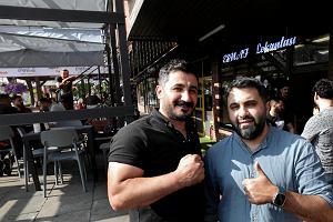 Eyp ztrk i Ulvi Musayev, wspwaciciele restauracji Kebap Esnaf Lokantasi przed swoim lokalem.