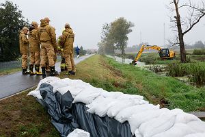 Odolanw, 13.09.2024. Suby umacniaj way przeciwpowodziowe na rzece Barycz workami z piaskiem