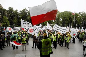 Pikieta Stowarzyszenia Dzierawcw i Wacicieli Rolnych RP, przeciwko polityce rzdu faworyzujcych rolnikw indywidualnych. Pozna, lipiec 2011 r.