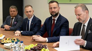 Port Lotniczy Lublin. W widniku powsta ma baza lotnictwa migowcowego Wojska Polskiego. Na zdjciu marszaek wojewdztwa lubelskiego Jarosaw Stawiarski, prezydent miasta Lublin Krzysztof uk , wicepremier, minister obrony narodowej Wadysaw Kosiniak-Kamysz oraz prezes PLL Andrzej Hawryluk