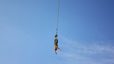 Wypadek na bungee w Parku Rady Europy w Gdyni. Skoczkowi zsuna si uprz