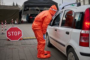 Pandemia koronawirusa. Testowanie nauczycieli na COVID-19. Punkt pobierania wymazw przy Stadionie Miejskim. Pozna, 11 stycznia 2021