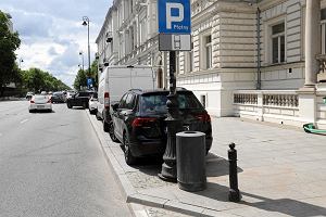 Miejsca parkingowe, ktre Zarzd Drg Miejskich wymalowa farb na granitowym chodniku po nieparzystej stronie Alej Ujazdowskich