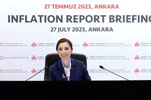 Hafize Gaye Erkan, pierwsza kobieta na czele Banku Centralnego Turcji, podczas prezentacji Raportu o inflacji 2023 w Ankarze, 27 lipca 2023 r.