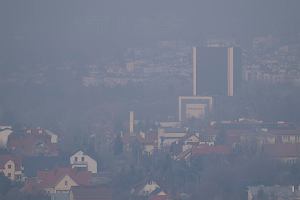 Panorama miasta widziana z okolic cmentarza komunalnego na Matyswce. Stenie pyw w powietrzu ronie z dnia na dzie. W Rzeszowie odnotowuje si rekordowe zanieczyszczenie. Najbardziej grony py PM2,5 osign stenie 1672 proc. normy.