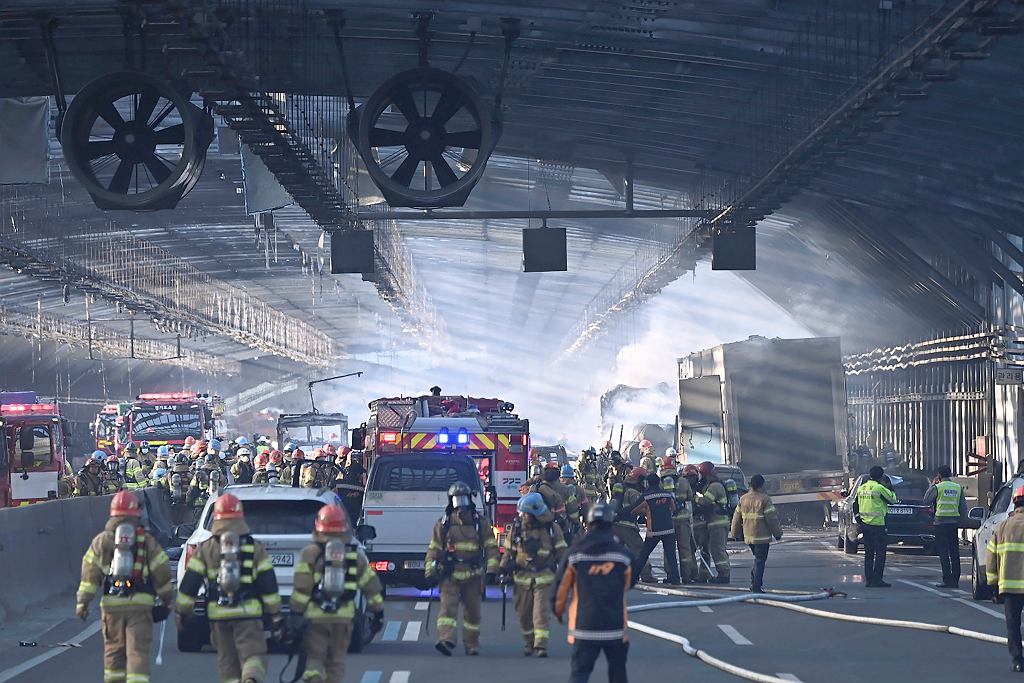 Straacy walcz z poarem na autostradzie w Gwacheon w Korei Poudniowej, 29 grudnia 2022 r. Ciarwka zderzya si z autobusem powodujc poar, w ktrym zgino wiele osb, a dziesitki zostay ranne