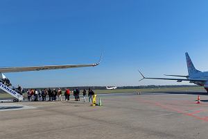 Lotnisko Modlin. Samoloty linii Ryanair i Malta Air na pycie postojowej, a w gbi na pasie startowym - Air Lauda