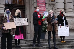 Protest przed Zachodniopomorskim Urzdem Wojewdzkim. Modzie domaga si dymisji ministra Przemysawa Czarnka.  