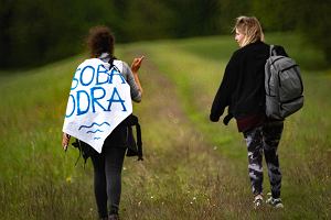 Marsz dla Odry na trasie Lubi-cinawa. Liderka etapu Edyta Duszynska oraz dziennikarka 'Wyborczej' Karolina Kijek