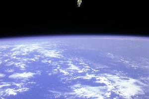 12.02.1984 r. Astronauta Bruce McCandless podczas pierwszego w dziejach spaceru kosmicznego bez przywizania lin do statku (tu do promu Challenger, ktry dwa lata pniej eksplodowa podczas startu)