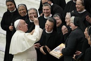 Papie Franciszek pozdrawia grup zakonnic na zakoczenie cotygodniowej audiencji generalnej w Sali Pawa VI w Watykanie, 24 listopada 2021 r.