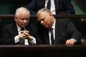 Pose Marek Suski przy uchu prezesa PiS Jarosawa Kaczyskiego. Warszawa, Sejm, 21 listopada 2018