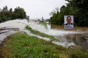 Rzeka Kamp i billboard ze zdjciem przywdcy austriackiej skrajnie prawicowej Partii Wolnoci (FPO) Herberta Kickla po ulewnych opadach deszczu w Langenlois w Austrii, 15 wrzenia 2024 r.