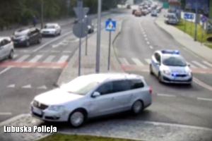 Policjanci cigali drog S3 i ulicami Zielonej Gry uciekajcego autem 41-latka. Kierowca jedzi pod prd, szarowa przez deptak.