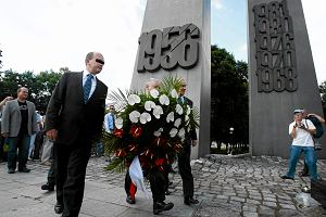 Prezes PiS Jarosaw Kaczyski skada wieniec pod pomnikiem Poznaskiego Czerwca 1956. Towarzyszy mu m.in. wczesny pose Tomasz G. (z lewej). Pozna, 27 czerwca 2011